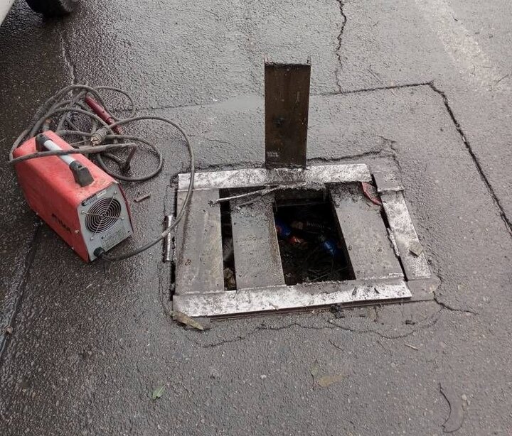 رفع خطر چاله‌ها و نوسازی ۴ دریچه در معابر اصلی ناحیه ۶ منطقه ۱۵
