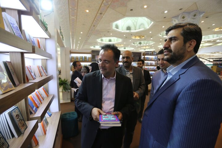 بازدید مدیرعامل منطقه فرهنگی و گردشگری عباس‌آباد از نمایشگاه کتاب 