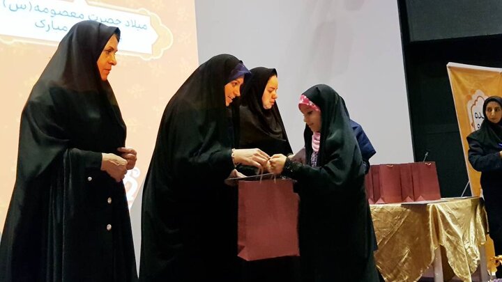 تقدیر از دختران روزه اولی و دختران فعال در حوزه فرهنگی منطقه ۴