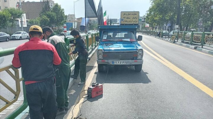 مرمت نرده‌های خیابان آزادی پس از مراسم وداع با پیکر شهدای خدمت
