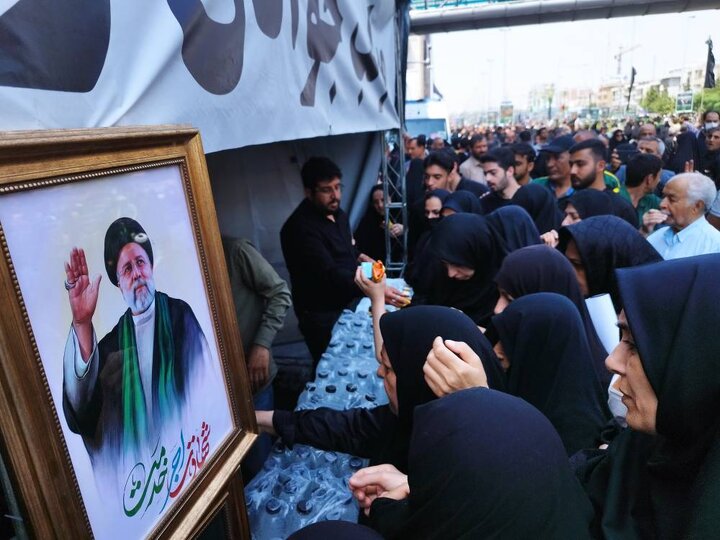 برپایی موکب جوانان رضوی منطقه ۸ در مراسم بدرقه رئیس‌جمهور شهید 