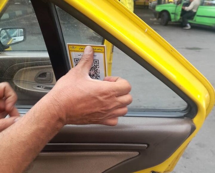نصب برچسب نرخ جدید کرایه‌ها بر روی یکهزار تاکسی منطقه۱۳