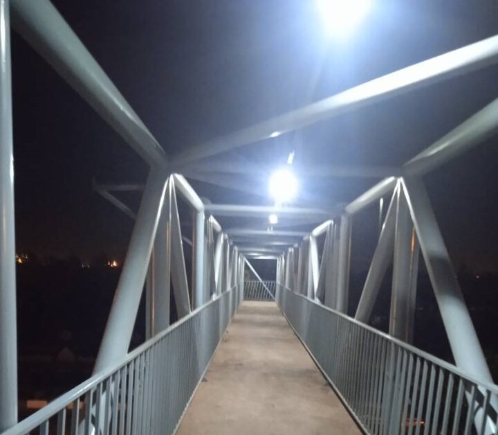 تامین روشنایی عرشه ۱۸ پل عابر پیاده در سطح منطقه ۱۷