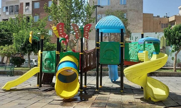 نصب لوازم بازی کودکان در بوستان فتح منطقه ۹
