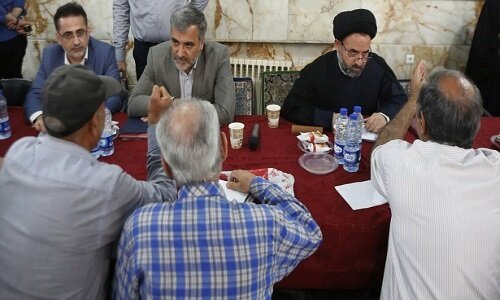عضو شورای اسلامی شهر تهران به همراه شهردار منطقه ۵ در مسجد قائم آل محمد(ص) با نمازگزاران دیدار کرد