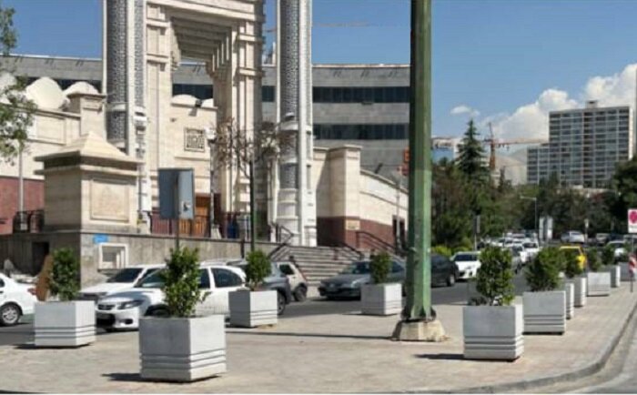 خیابان حسن سیف با گلدان‌های شهری آراسته شد