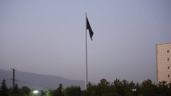 اهتزاز بزرگترین پرچم حسینی کشور در تهران