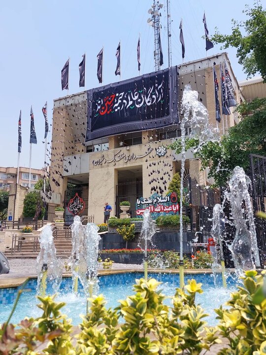 نصب المان‌های عاشورایی و سیاه‌پوش شدن معابر منطقه یک 