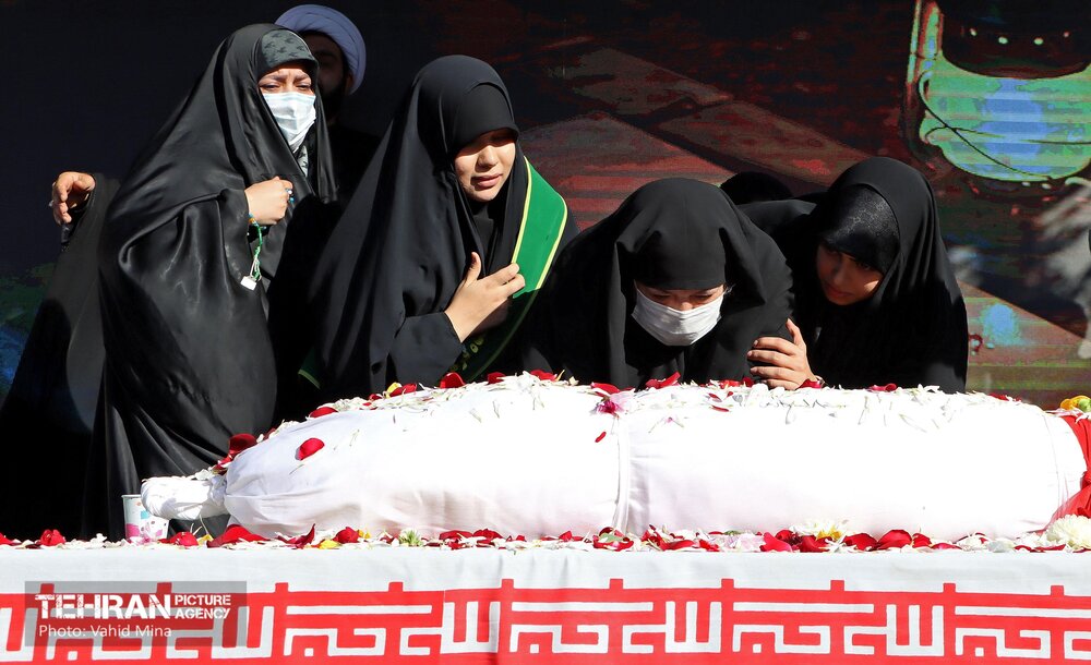 آیین تشییع و تدفین شهدای گمنام در مرکز شهر