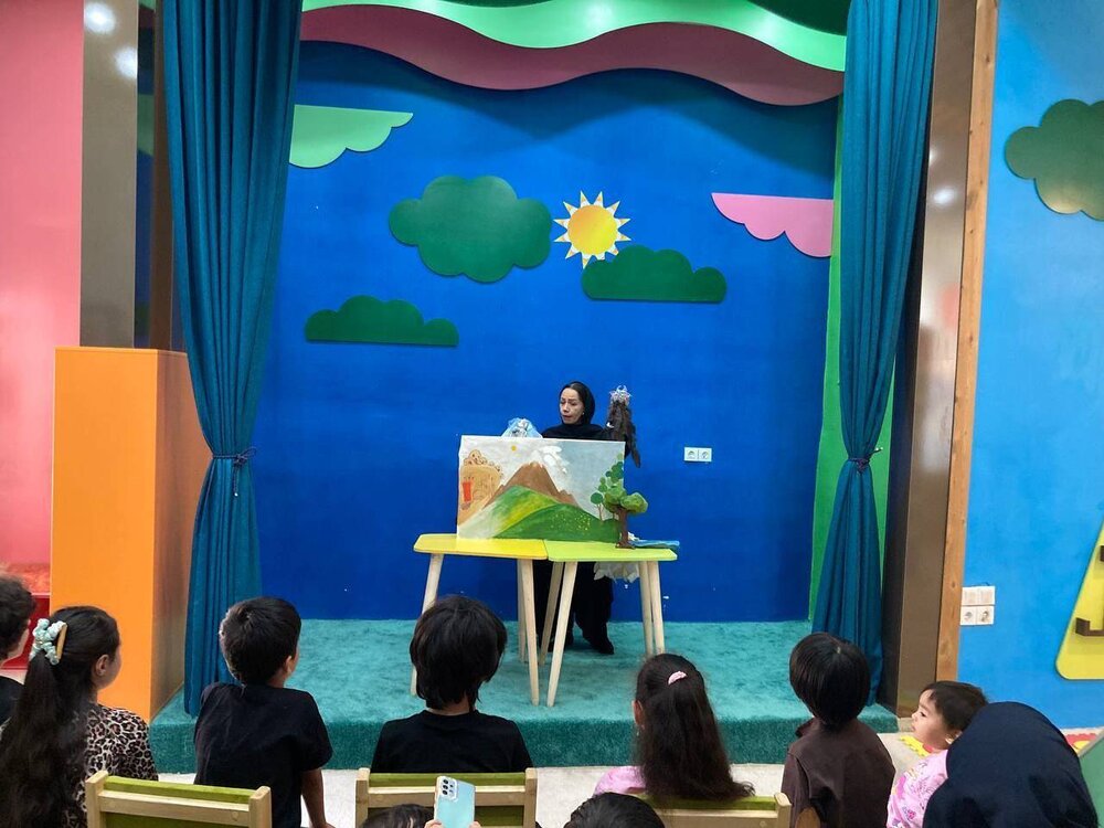 اجرای سلسله برنامه‌های کودک خلاق در کتابخانه توران میرهادی