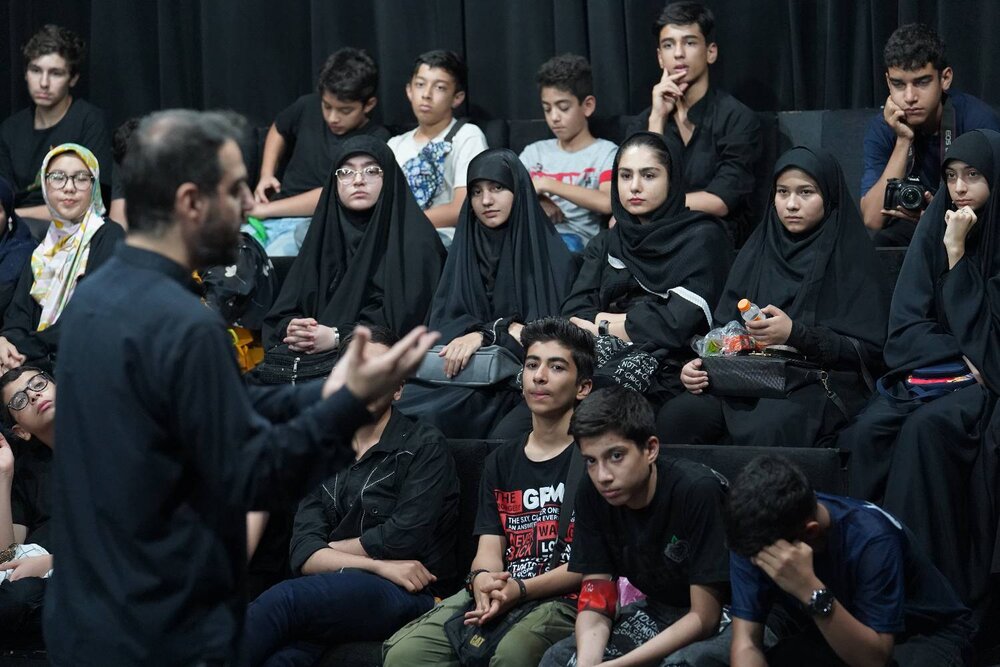 ثبت صحنههای ماندگار از دلدادگی نوجوانان تهرانی به آلالله/ رویداد رسم خادمی در پردیس تئاتر تهران برگزار شد