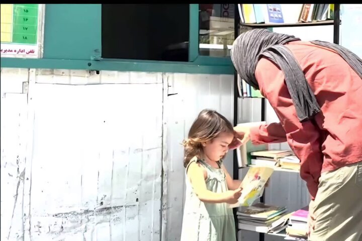 اجرای طرح کتابخانه رایگان در غرفه‌های بازیافت منطقه ۱۳ 