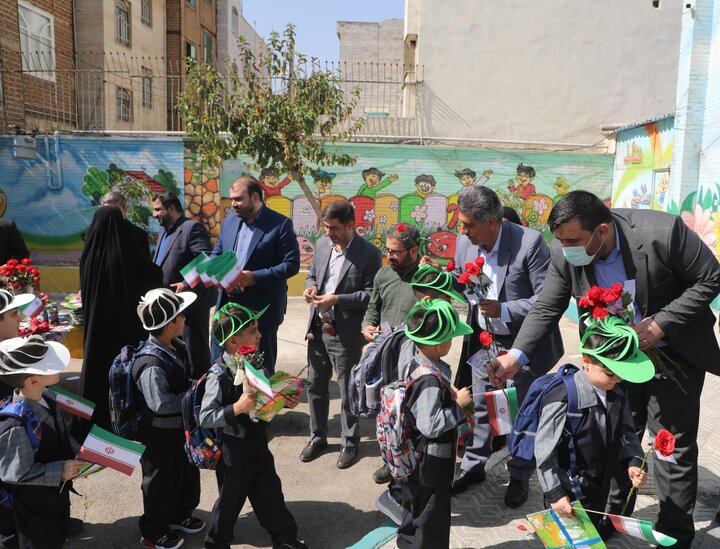 برگزاری آیین جشن شکوفه‌ها در دبستان هیات امنایی حاج محمد تقی کرباسی منطقه ۱۹