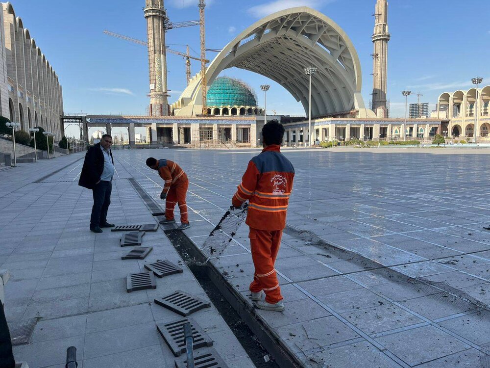 فعالیت خادمین شهرداری در منطقه ۷ برای آماده‌سازی مصلی جهت برگزاری نماز جمعه