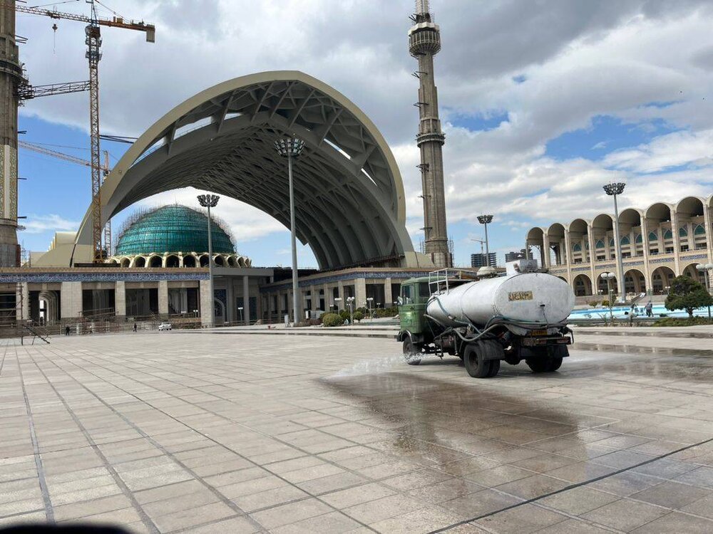 فعالیت خادمین شهرداری در منطقه ۷ برای آمادهسازی مصلی جهت برگزاری نماز جمعه