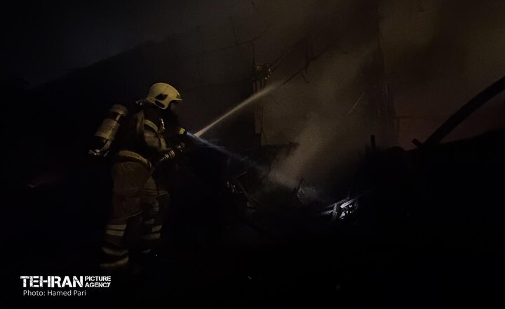 نجات ۱۳۰ نفر از آتش‌سوزی یک هتل در خیابان مفتح