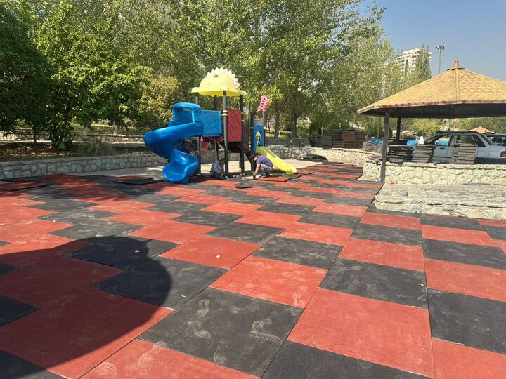  وسایل بازی کودکان در بوستان‌های منطقه ۲۲ ایمن سازی و تعمیر می‌شود