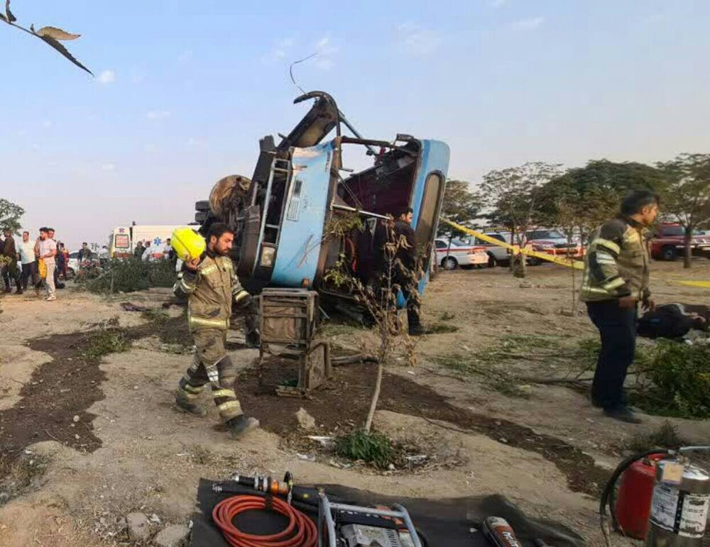 حادثه واژگونی اتوبوس در اتوبان ساوه به تهران با ۲۸ مسافر