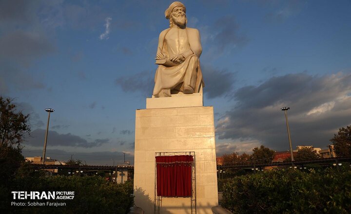 رونمایی از تندیس مولانا در میدان محمدیه