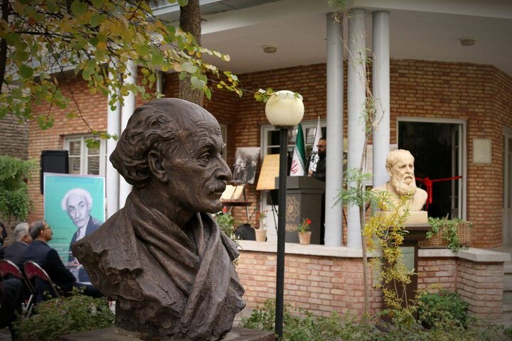 از دست‌نوشته‌ها و تصاویر خانوادگی نیما یوشیج رونمایی شد
