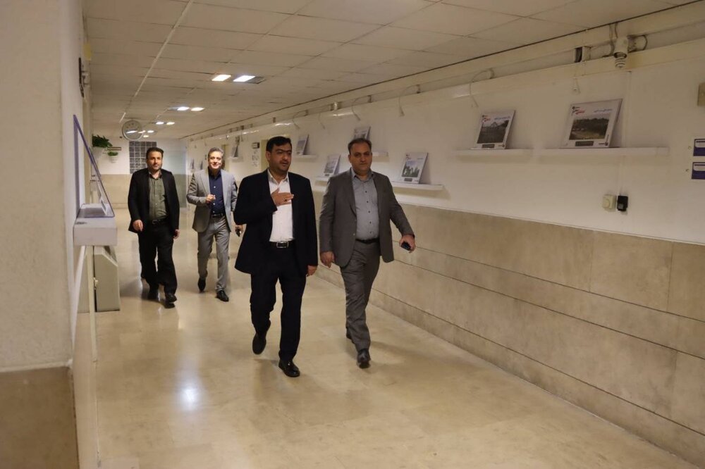 نایب رئیس کمیسیون سلامت محیط زیست شورای شهر در جلسه ملاقات مردمی منطقه ۴ حضور یافت/ بازدید از محله شمیران نو و رصد مشکلات معابر این محله