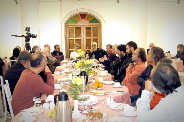 هم‌نشینی با هنرمندان نقاشی دیواری و گرافیست در عمارت عین‌الدوله