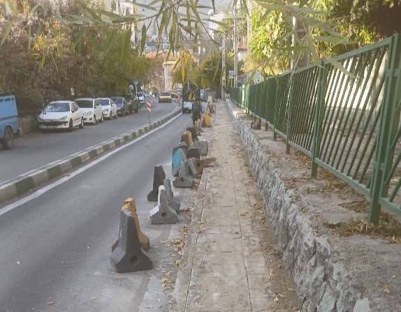 تردد ایمن شهروندان با احداث پیاده‌رو در خیابان درکه 