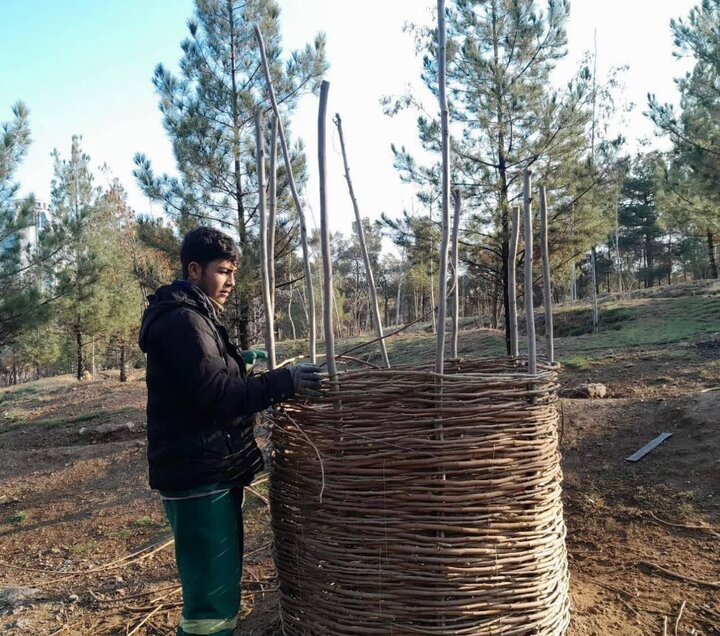 ساخت گلجای با استفاده از ضایعات هرس در بوستان جنگلی سرخه‌حصار