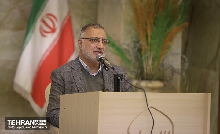 در مسیر انقلاب آنانی که بصیرت دارند استوار قدم خواهند ماند