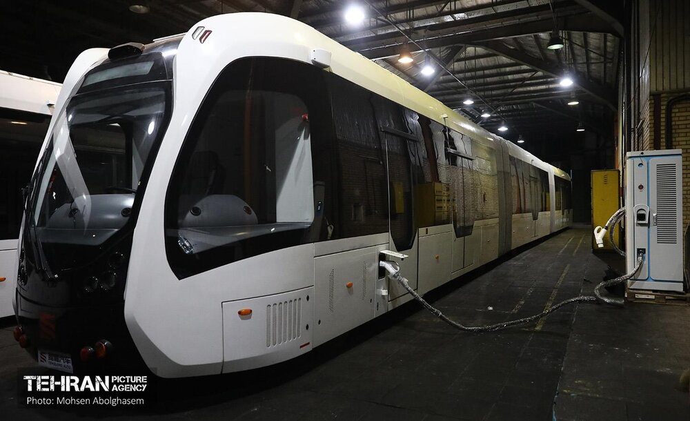 تست گرم تراموای چرخ لاستیکی بامداد ۲۲ بهمن انجام شد