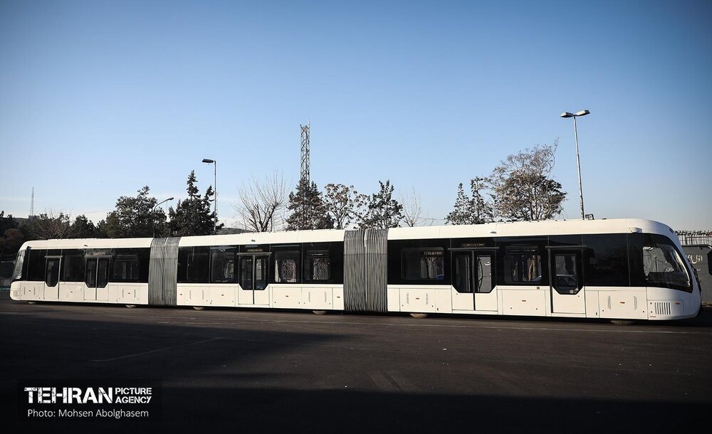 اتوبوسهای برقی بهرغم تمام سنگاندازیها به ناوگان عمومی تهران رسید/ افزوده شدن ۱۷۰۰ تاکسی برقی و ۲ رام تراموا به حمل و نقل عمومی پایتخت
