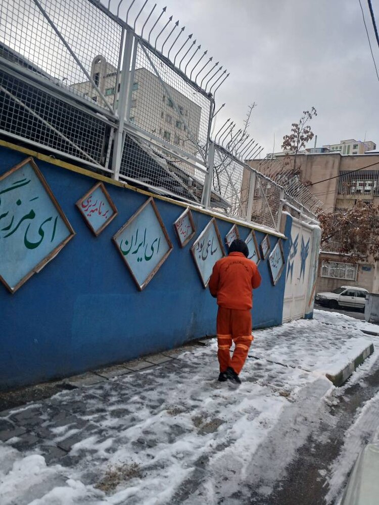 تلاش بیوقفه شهرداری منطقه یک برای برفروبی معابر شمال شهر