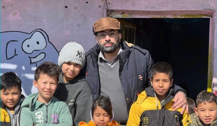 ۱۵۰ البسه گرم توسط سازمان خدمات و مشارکت‌های اجتماعی به کودکان کوره‌پزخانه فرون‌آباد اهدا شد