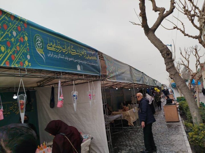 برپایی بازارچه زنان سرپرست خانوار در میدان شهدا منطقه ۱۲