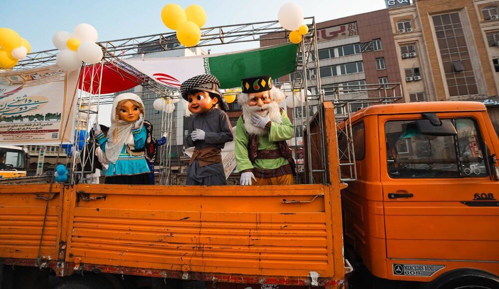 جشنوارهای با عروسکهای غولپیکر و موسیقی زنده در مسیر نوروزی به حرکت در آمد