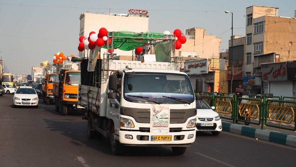 جشنوارهای با عروسکهای غولپیکر و موسیقی زنده در مسیر نوروزی به حرکت در آمد