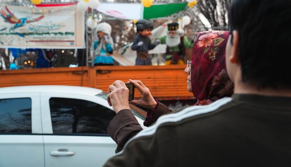 جشنوارهای با عروسکهای غولپیکر و موسیقی زنده در مسیر نوروزی به حرکت در آمد