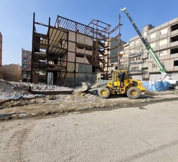 رفع خلاف ۷۵۰ مترمربعی سازه‌های ناایمن در منطقه ۱۹ برای مقابله با تخلفات ساختمانی