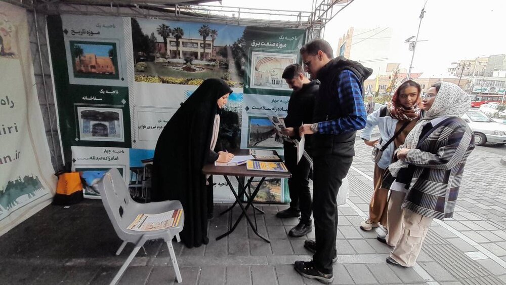 استقبال ۱۰۵ هزار نفر از غرفههای نوروزی منطقه ۱۳ تهران