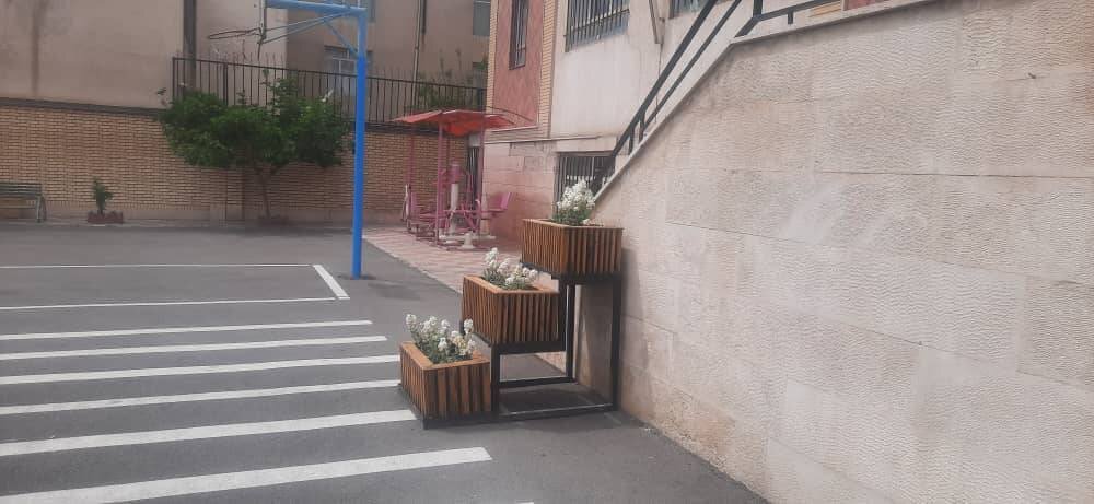 اهدای گلدانهای تزیینی چوبی به مدارس منطقه ۱۳