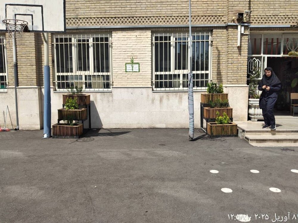 اهدای گلدانهای تزیینی چوبی به مدارس منطقه ۱۳