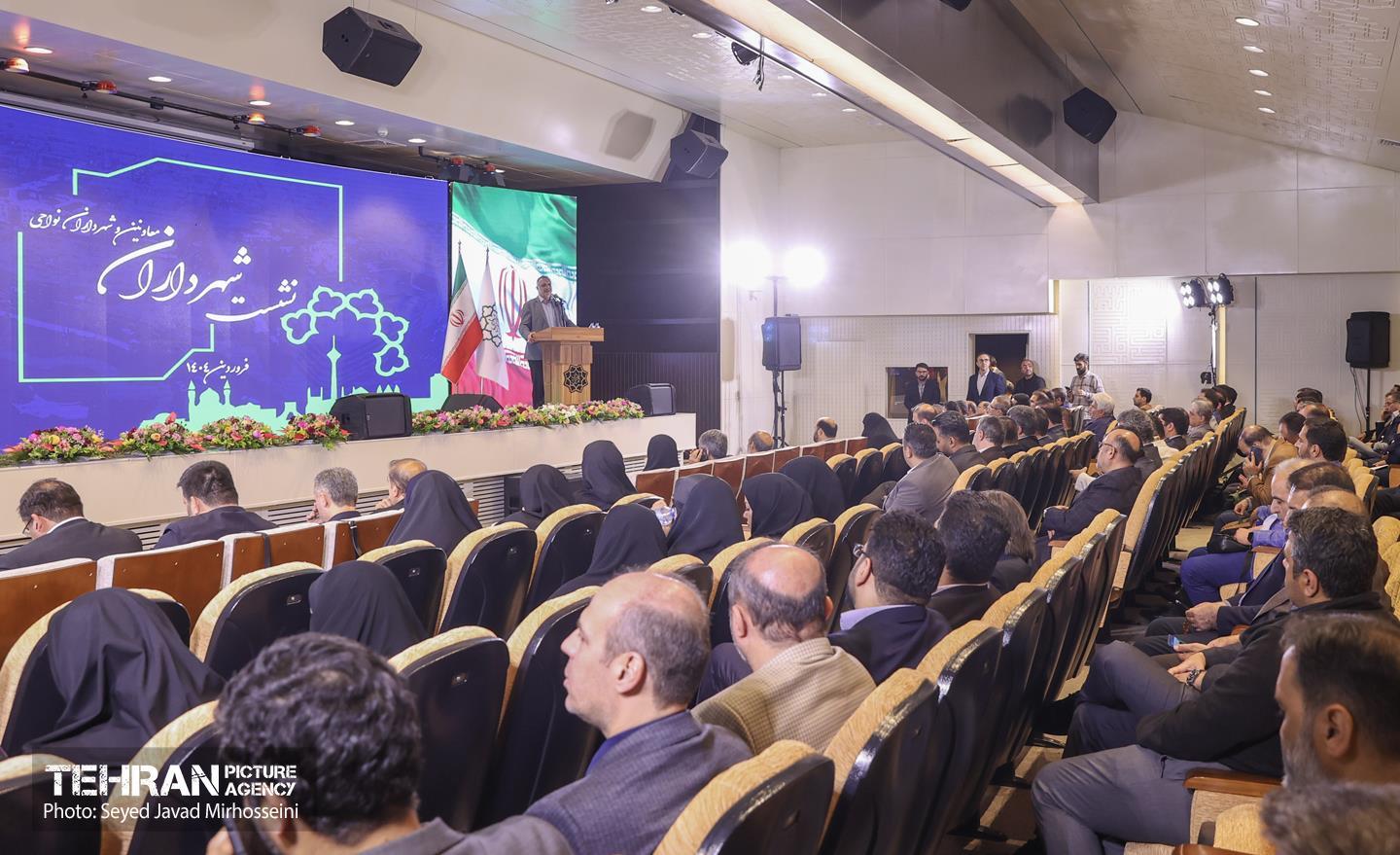 شهرداری نقطه اتکای دیگر دستگاهها برای ارتقای خدمترسانی به شهروندان است/ نباید اجازه داد معیشت شهروندان به مذاکره پیوند بخورد