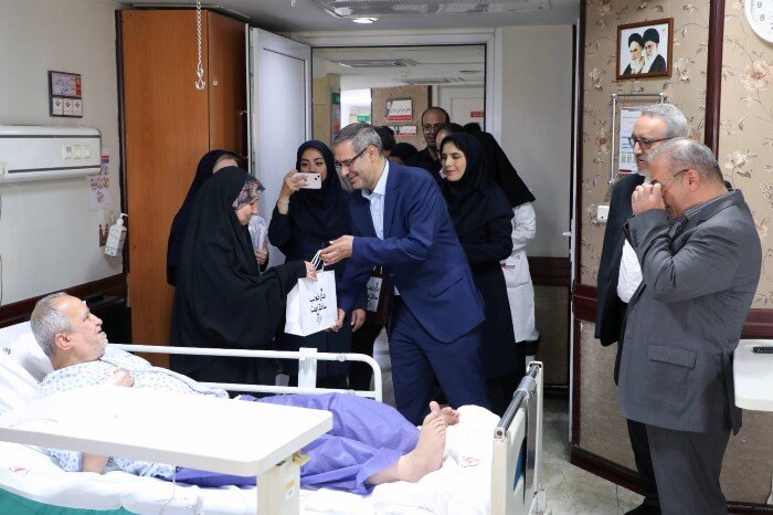 عیادت شهردار منطقه ۶ از جانبازان دفاع مقدس در بیمارستان ساسان