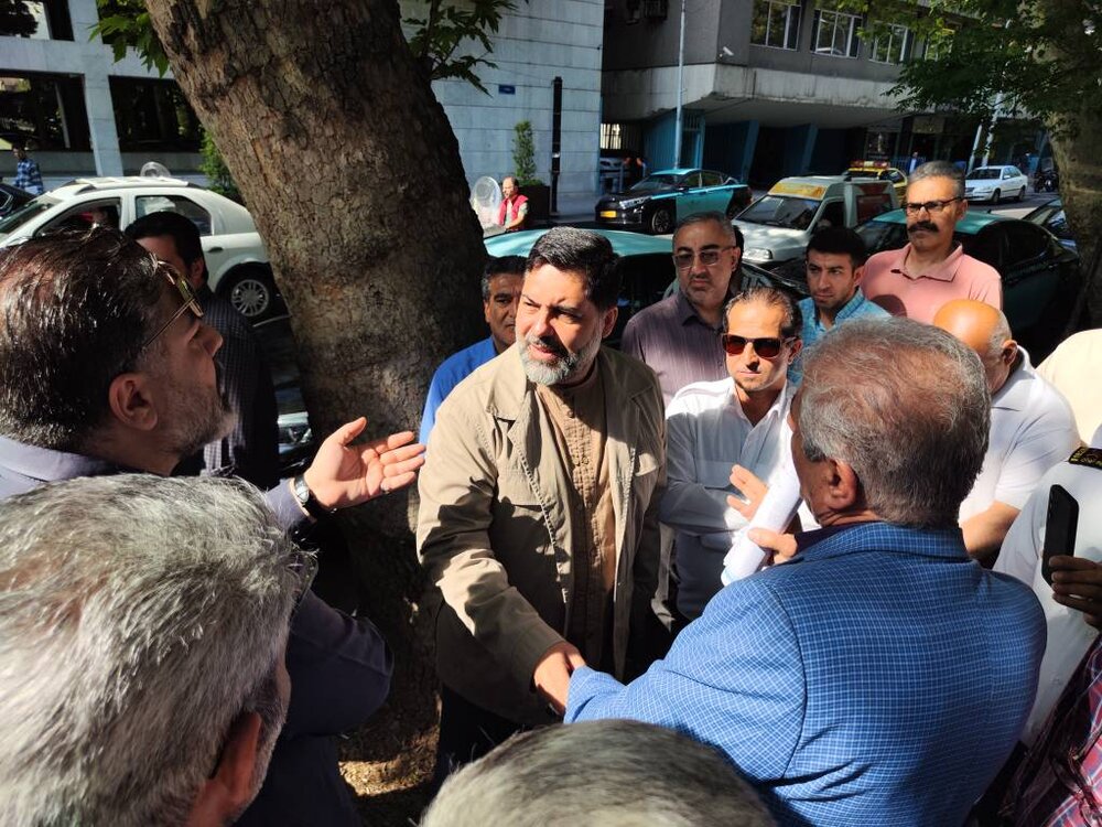 رانندگان تاکسیهای برقی با حضور مقابل ساختمان شورا از شهرداری قدردانی کردند