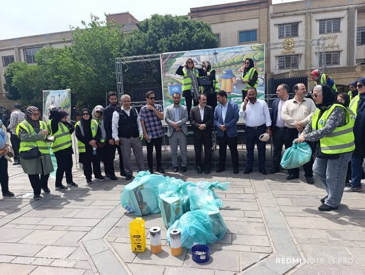 جمع‌آوری فیلترهای سیگار از سنگفرش‌های قدیمی بازار تهران
