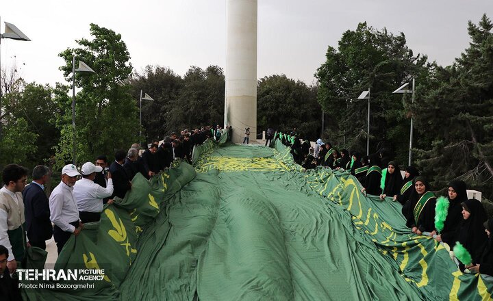 برگزاری آیین اهتزاز پرچم رضوی با حضور تولیت آستان قدس در باغ کتاب تهران