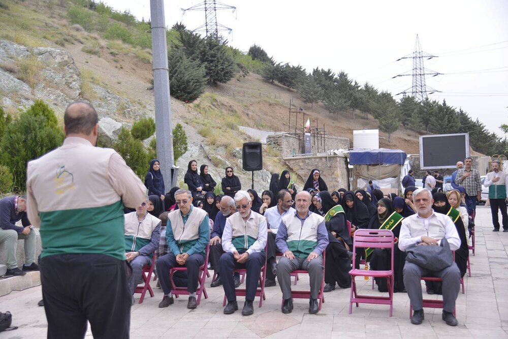 پرچم مطهر امام رضا (ع) در کهف الشهداء برافراشته شد