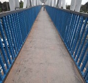 نصب و ایمن‌سازی هزار مترمربع نرده پلیمری در پل‌های عابر پیاده منطقه ۱۹