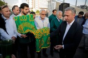 اهتزار پرچم متبرک رضوی در میدان صادقیه به مناسبت دهه کرامت