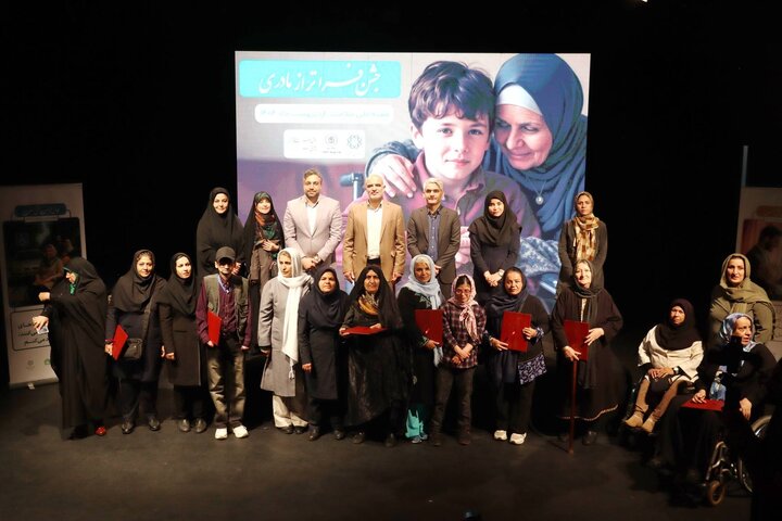 لوح تقدیر در دستان مادران دارای فرزند معلول نخبه